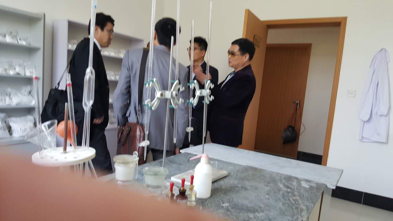 日本客戶參觀化驗室